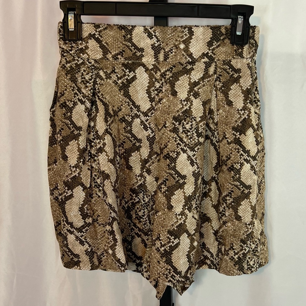 3 FOR $15 H&M Brown Snakeskin Wide Leg Shorts, size 4 NWT